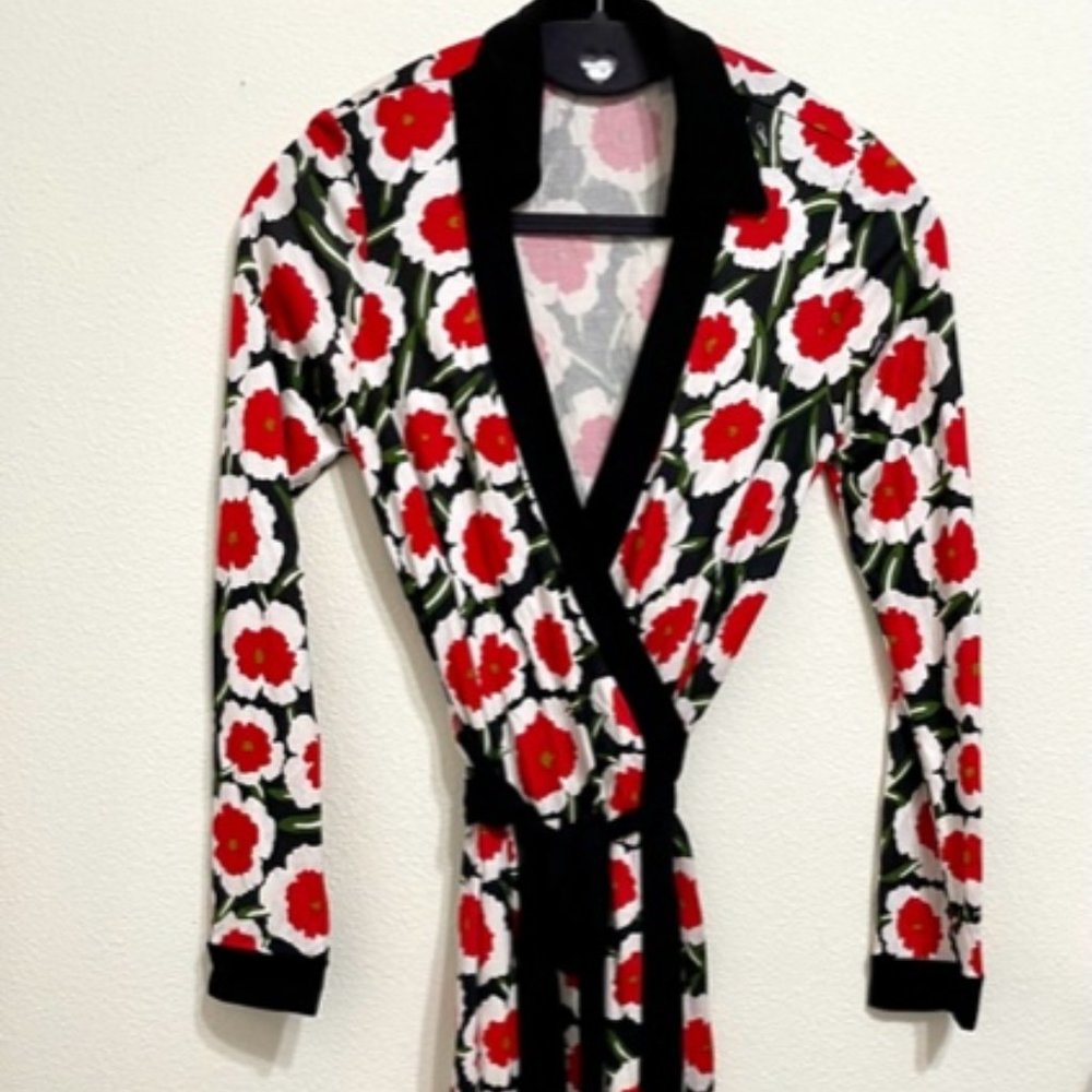 DVF NWOT  size 6 silk wrap dress red/white floral black collar/trim knee length